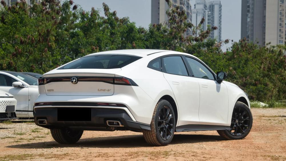 动力、外观均运动，智能配置不拉垮，你会考虑长安UNI-V吗？