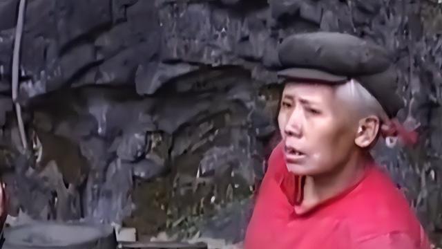 痴情女子为爱逃婚躲进大山，住在山洞苦等男友30年，却变成白毛女