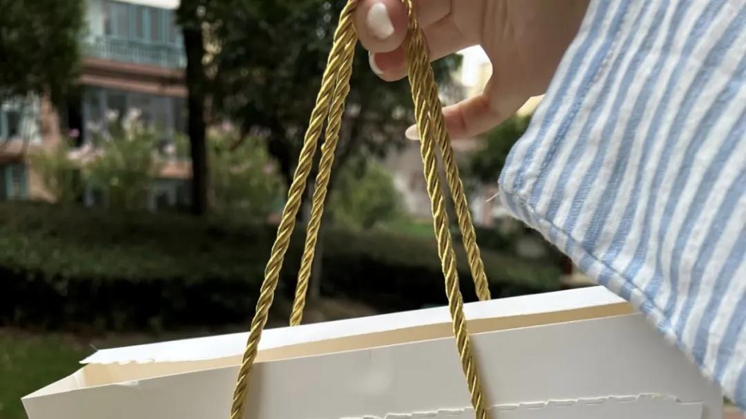 为什么苹果小米连续在美团闪购首发新机？