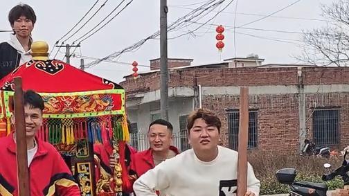 全红婵哥哥参加游神，嘴巴被令箭刺穿吓坏网友，当地人回应很正常