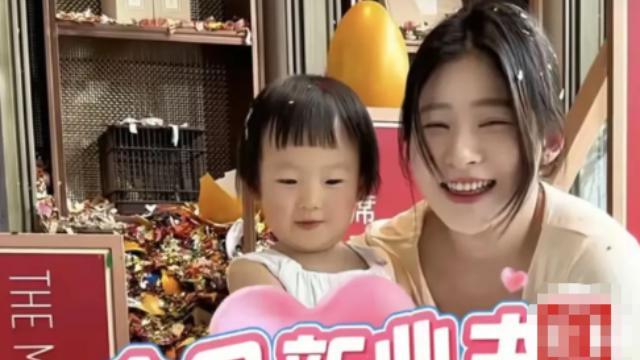 王思聪私生女2岁获赠188平江景房，黄一鸣独立育儿引热议