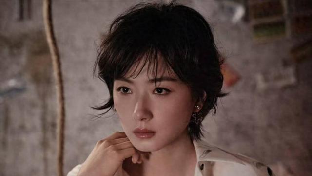 早年的万茜，曾坚定地宣称自己是不婚主义者，她全身心地投入到演艺事业中，享受着独处的时光