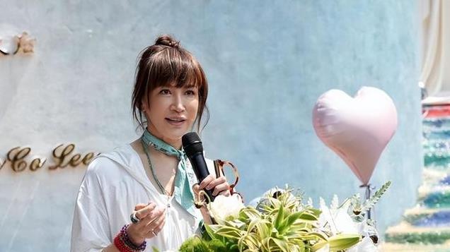 曝李玟墓地遭区别对待！杂草丛生鲜花被堆放一边，知情人透露原因