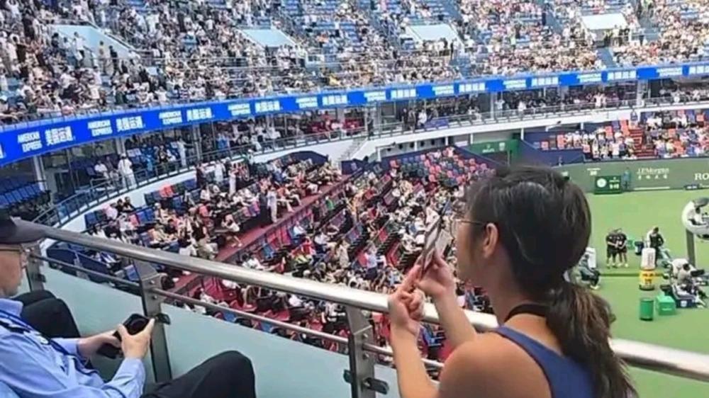 上海“亮证女”身份曝光，嫁外国富豪，亮证件挑衅安保人员
