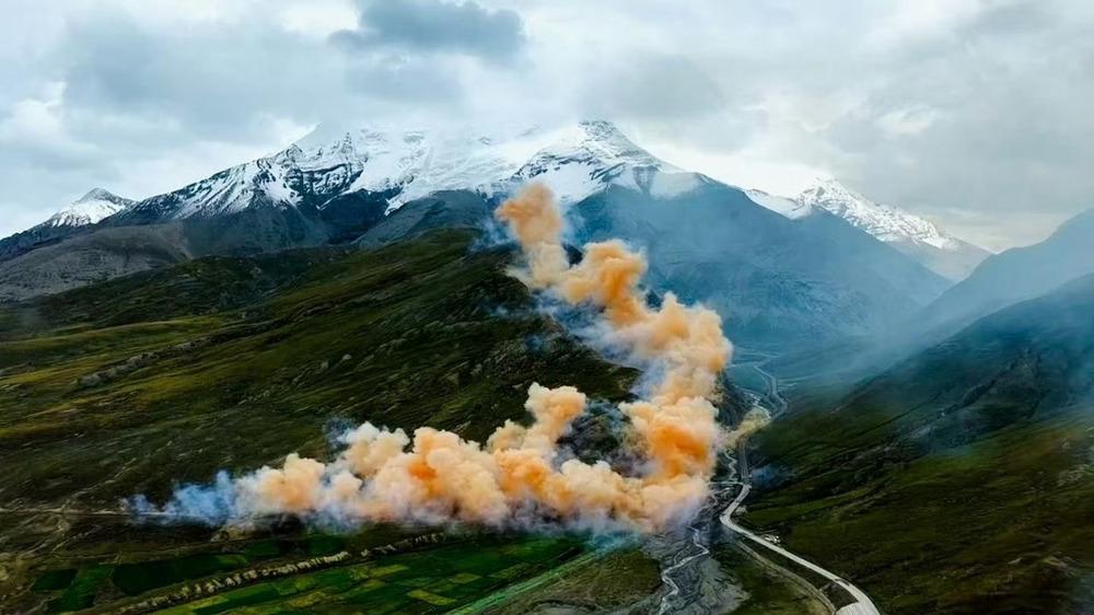 始祖鸟烟花秀：一场“翻车”的品牌大秀，给企业敲响了哪些警钟？