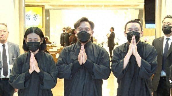 金马影帝张震送别慈母，赵欣然遗照微笑藏深意，80岁人生落幕竟成未竟之约？