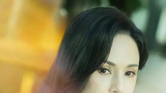 短剧《她与玫瑰》短剧: 她与玫瑰讲述了一段发生在玫瑰园中的浪漫爱情故事。