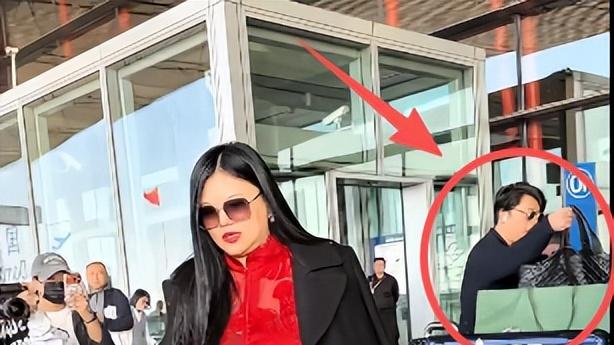 离婚4年李湘王岳伦罕见同框！一前一后保持距离，评论区句句是梗