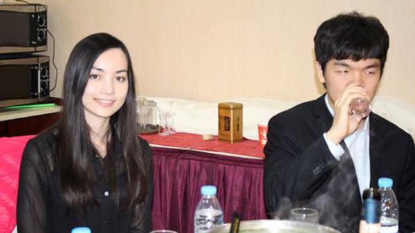 柯洁直播间落泪：棋盘内外的风云与坚守