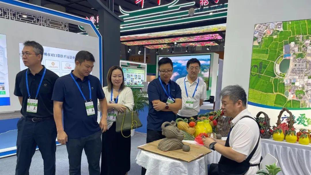 陶韵匠心，助力乡村振兴——葆光美陶文化传承馆陶塑作品亮相第33届广州博览会