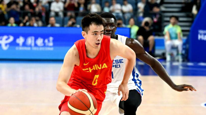 姚明之所以成为巨星，跟他的勤奋、自律、努力有很大关系