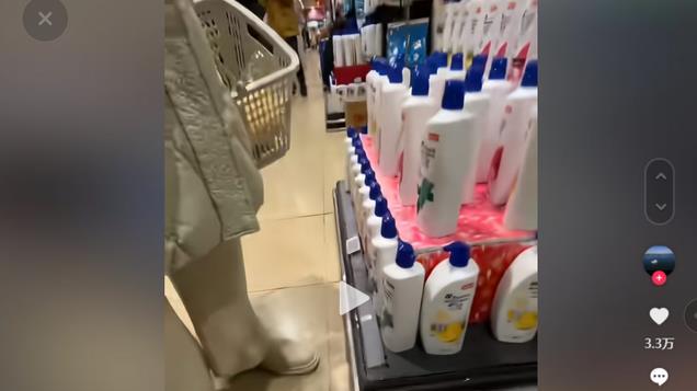 外贸店洗发水被曝卖假货，男子摔东西大闹商场，员工慌神忙甩锅！