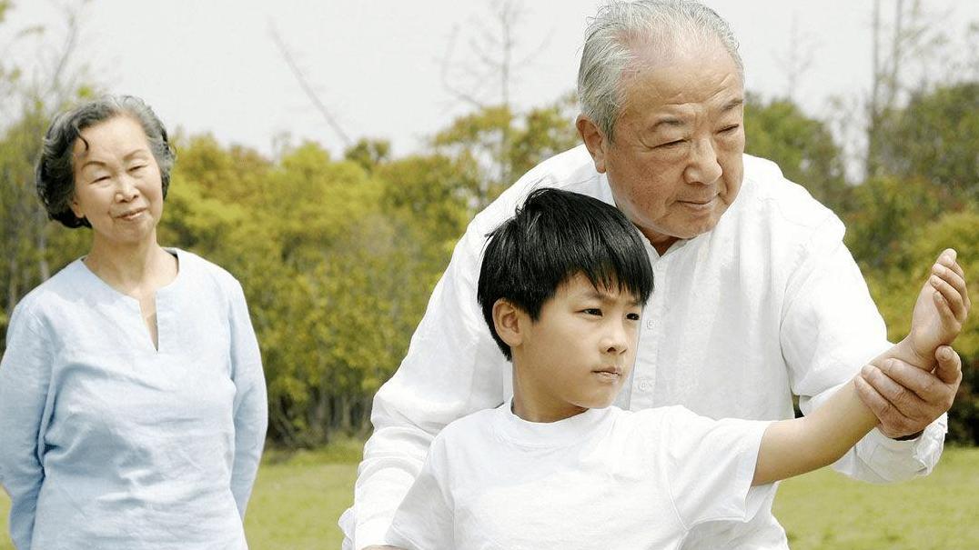 孩子对爷爷奶奶没那么亲，该不该强求？