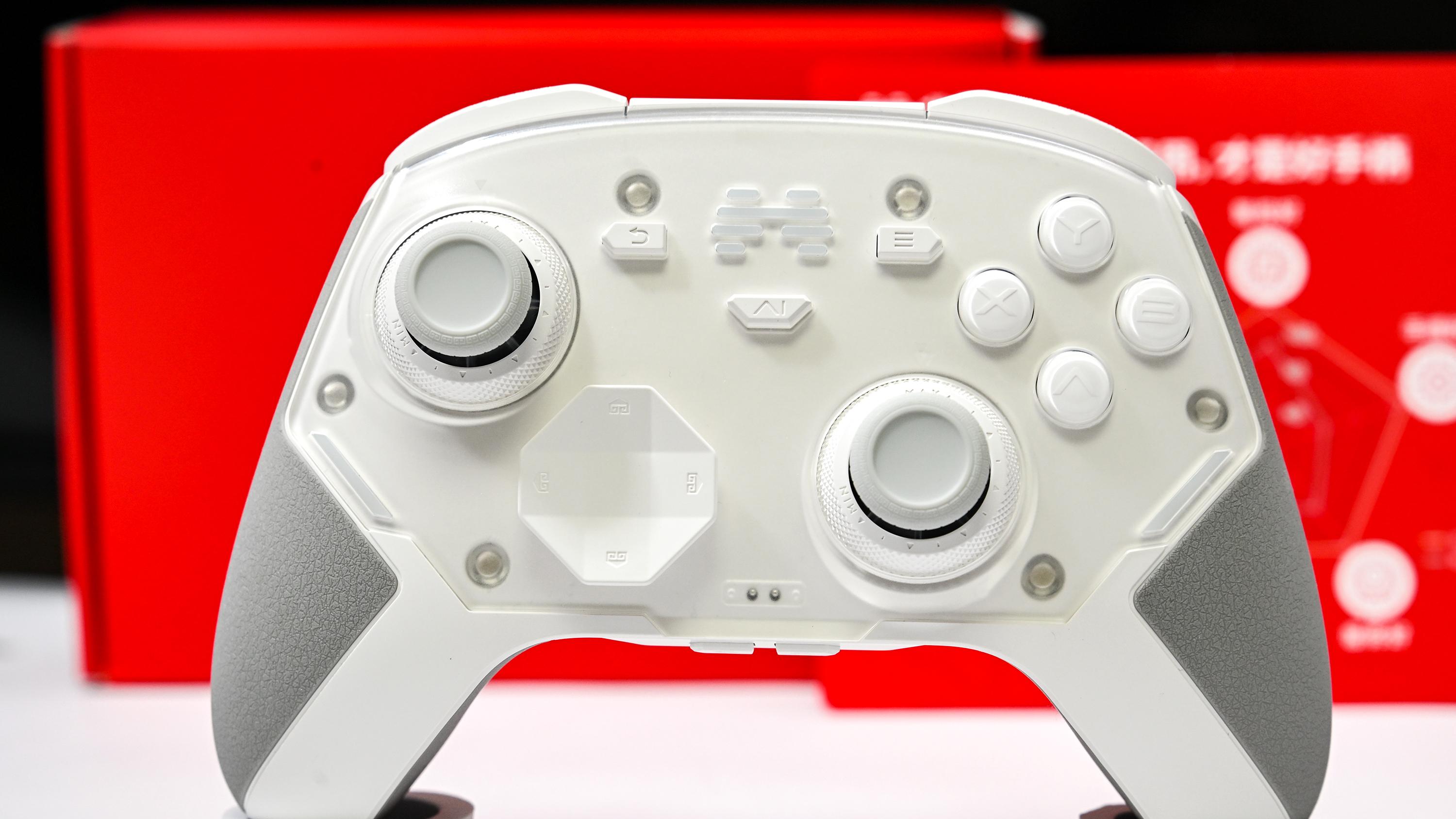 惊喜的全新体验，新北通鲲鹏40：可调摇杆、光轴按键、双切扳机