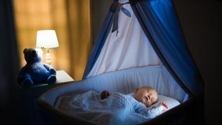 夜里要不要叫醒宝宝喂奶？0-6月龄科学喂养指南，一文说清楚