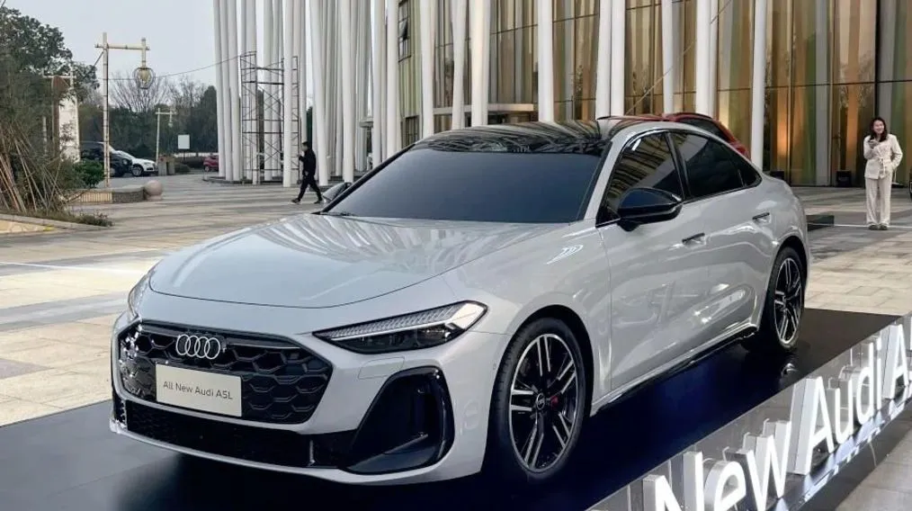 加长轴距、三屏交互、EA888最强版本，一汽奥迪A5L终于露出真容