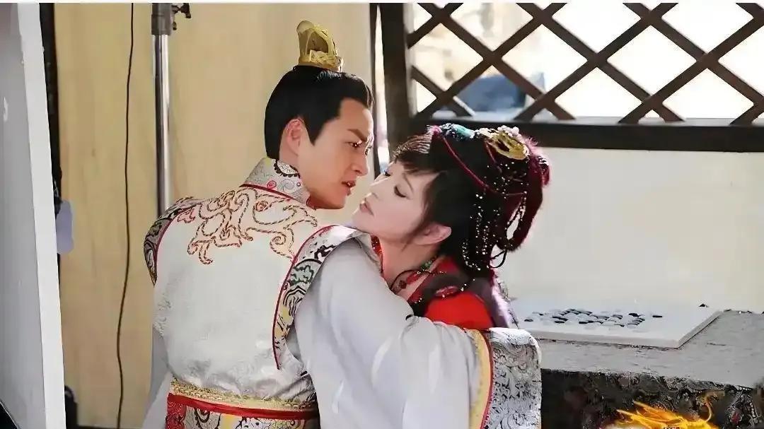 刘晓庆真是不服老！71岁还穿高开叉裙，网友：老头眼睛都看直了