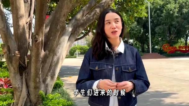 宋佳与《山花烂漫时》主创重返华坪女高 张桂梅含泪拥抱感动全场