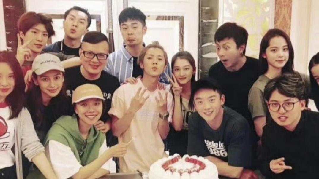 鹿晗酸了，关晓彤慕了，两人7年恋爱长跑，败给了模仿者鹿哈！