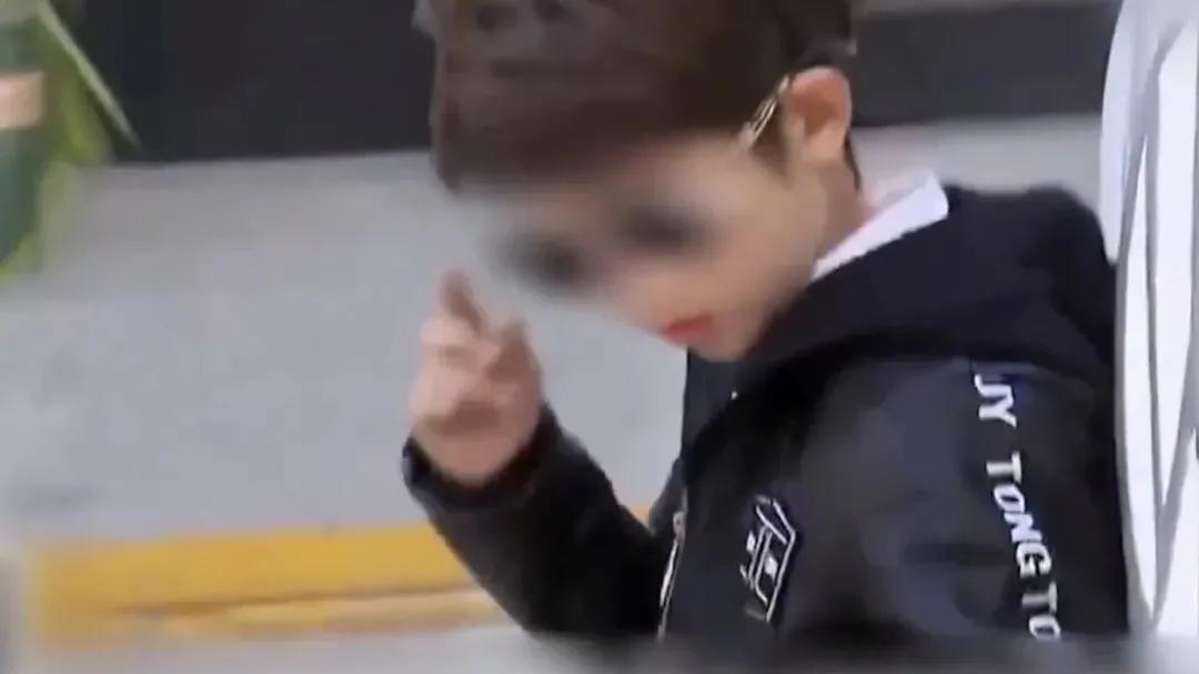 三岁女孩暴饮，流量的背后，是怎样的亲子关系？