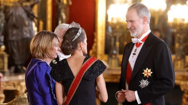 莱蒂齐亚王后闪耀国宴，一袭黑裙又仙又美，卡地亚王冠是点睛之笔