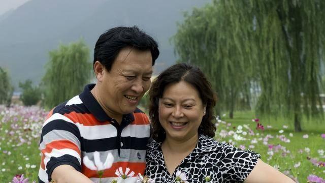 演员壮丽现状：61岁仍显年轻，和唐国强一起旅游，儿女双全很幸福