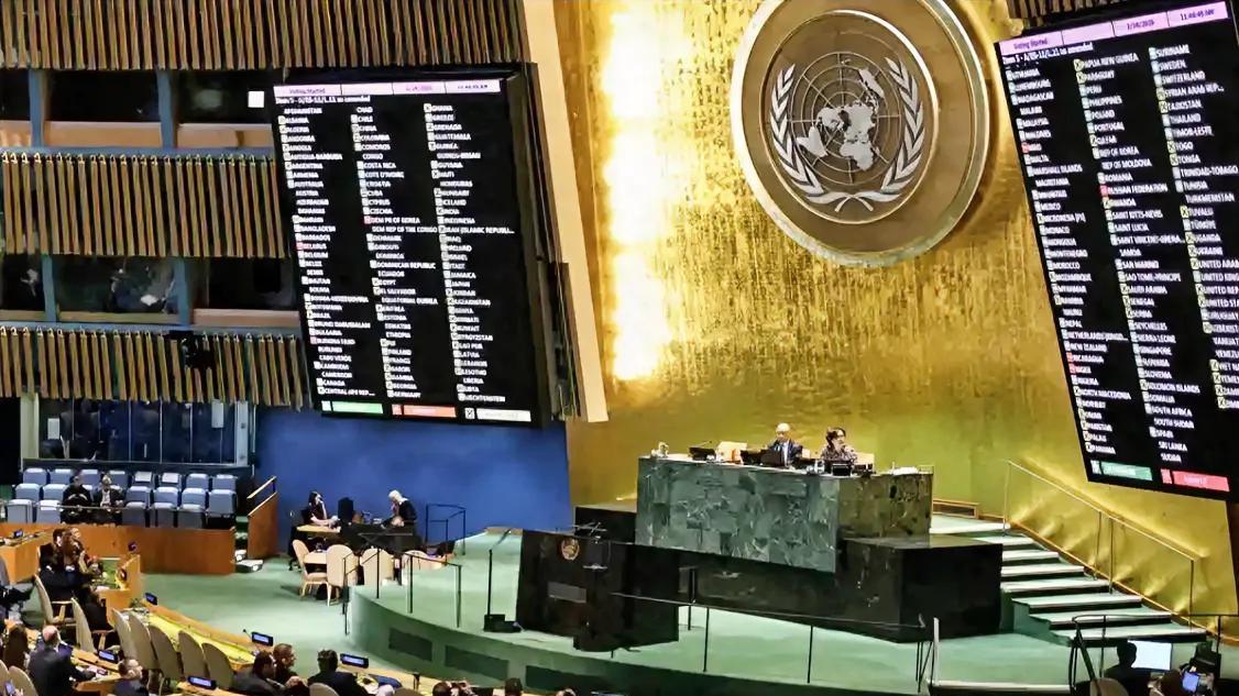 在联合国大会的大厅里，气氛紧张得仿佛随时会爆炸。美国代表毫不犹豫地按下了反对票，