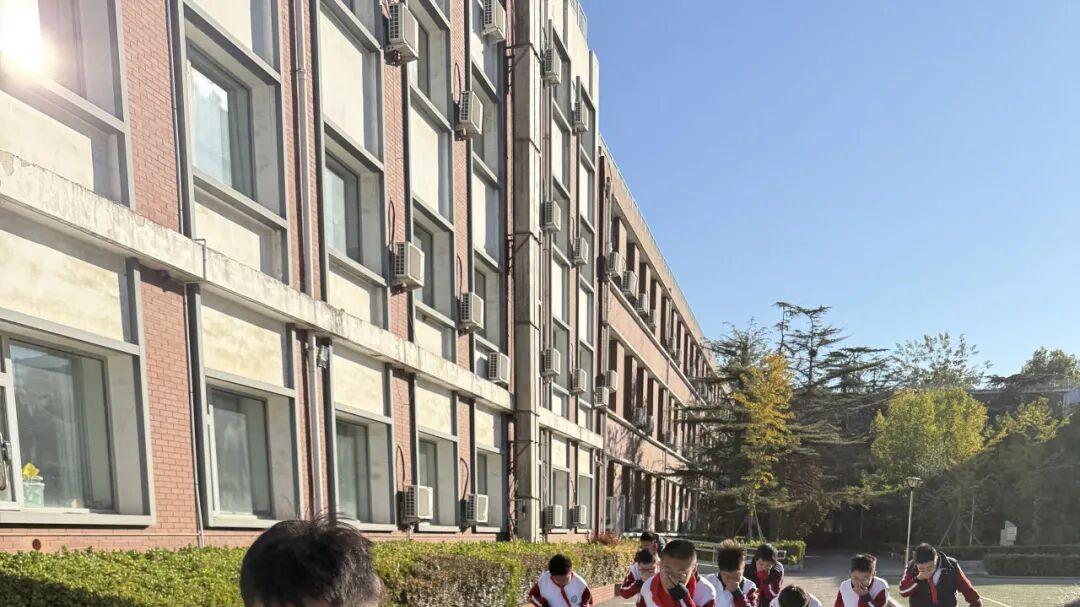 实战检验筑牢校园安全防线——北京市古城中学10月消防疏散演习