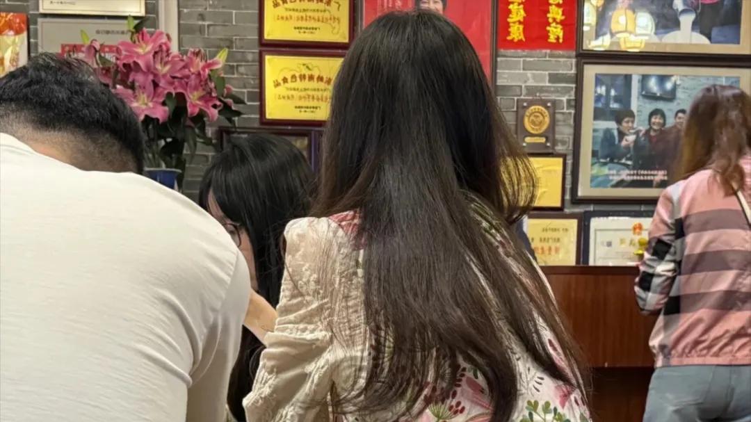 遇到穿着带吊牌衣服的女孩不要提醒，一招教你赢得芳心