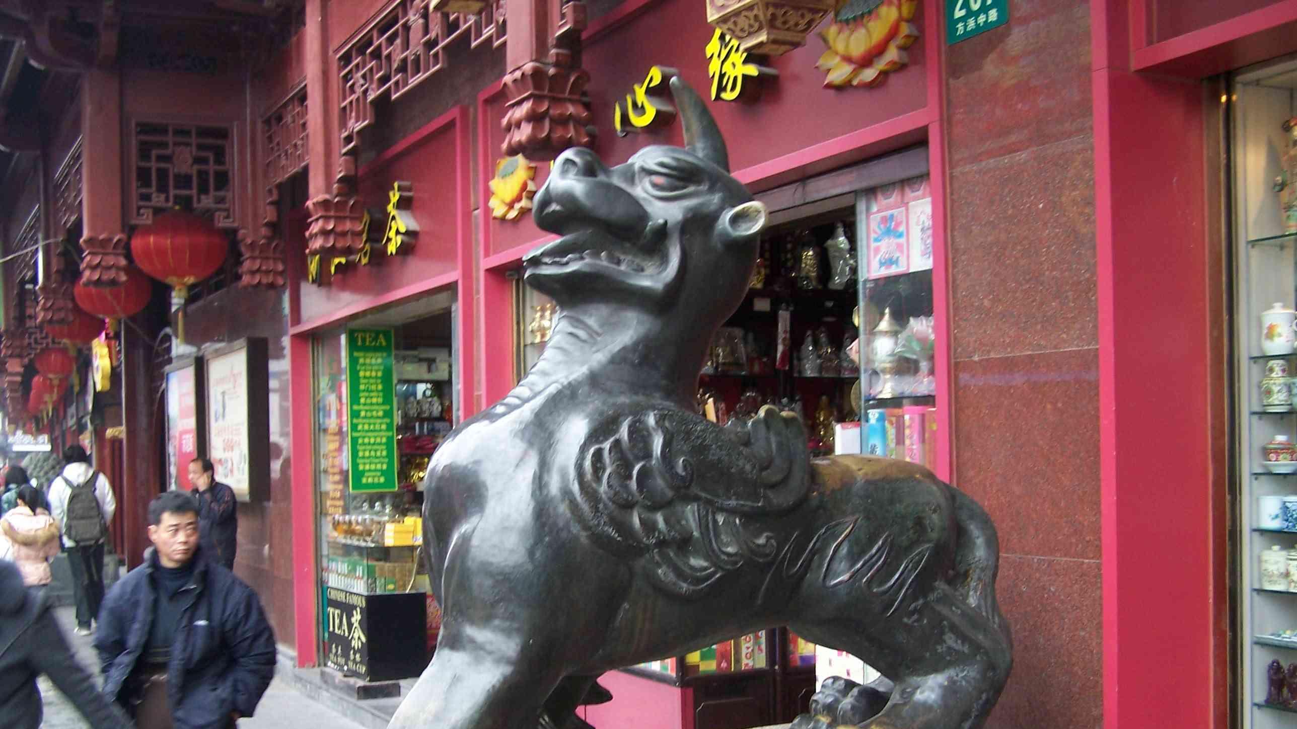 城隍庙与万年寺，都是佛家的寺庙吗？