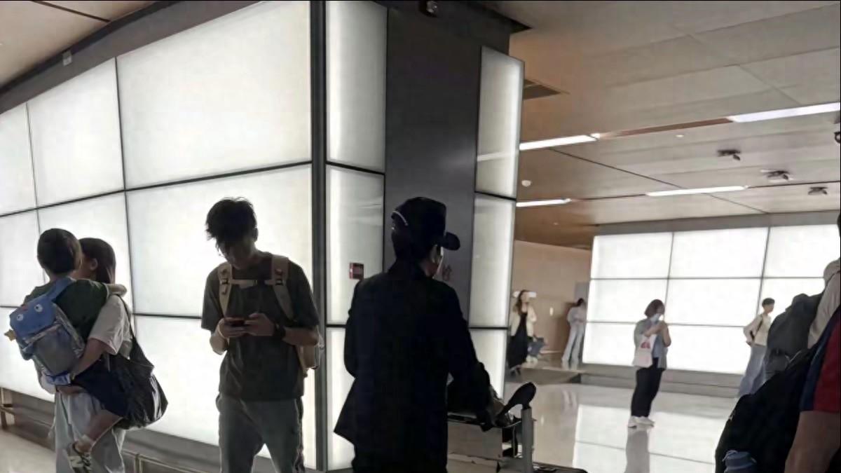 郭富城带小姨子现身上海！两人投资地皮细节曝光，小姨子好漂亮