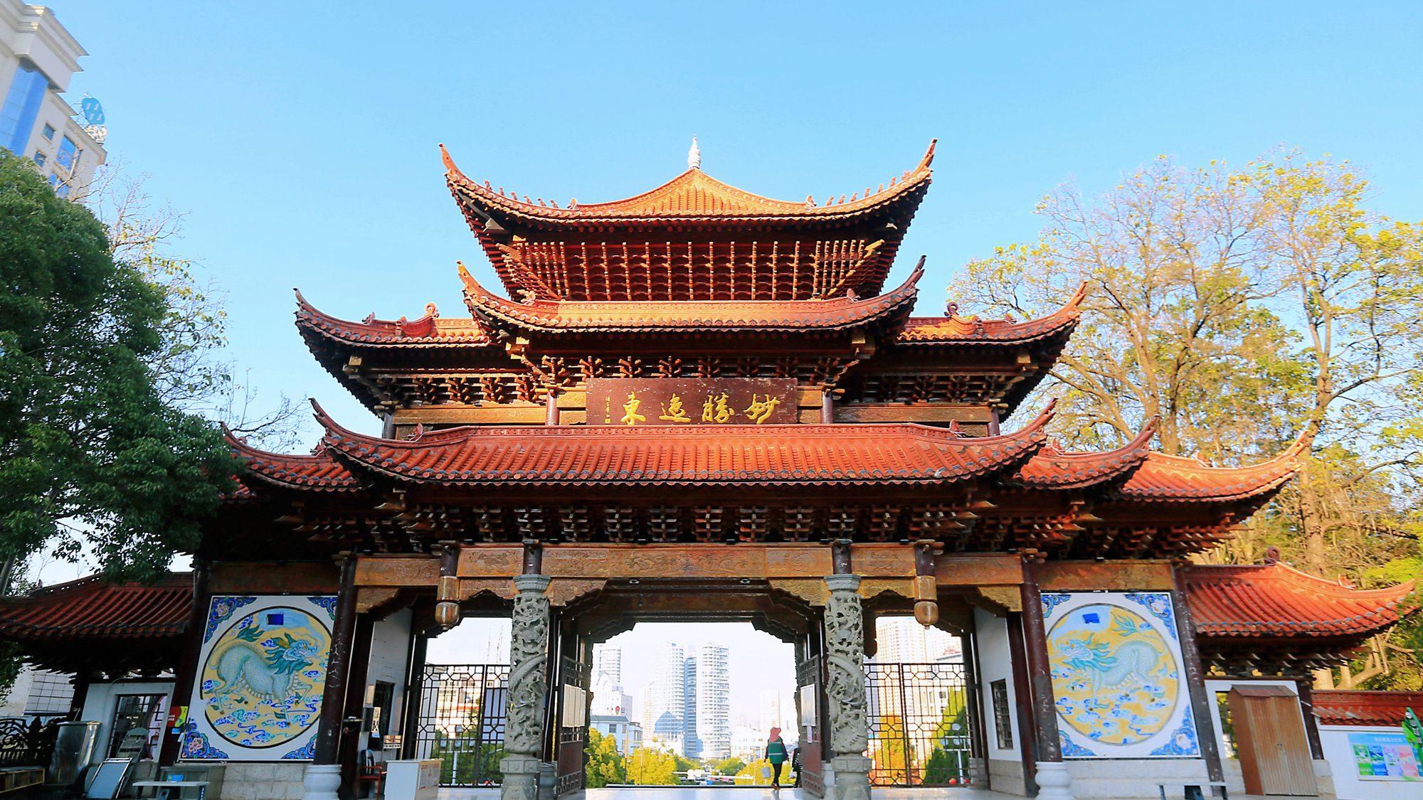 云南曲靖寥廓公园，环境优美，文化深厚，是假日休闲散心的好去处