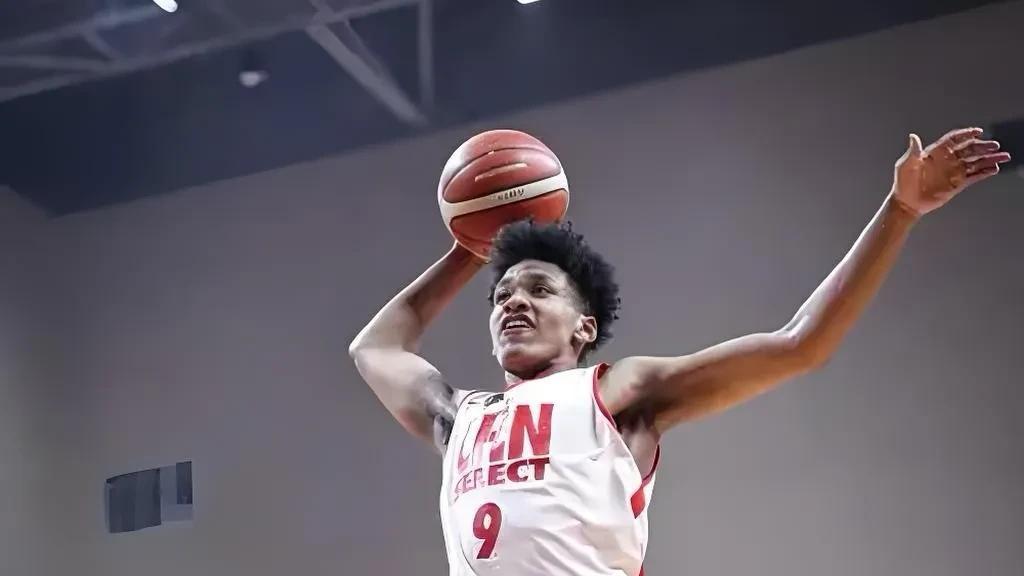 新疆男篮体测消息，19岁未来之星竟然没通过，三分球24中8