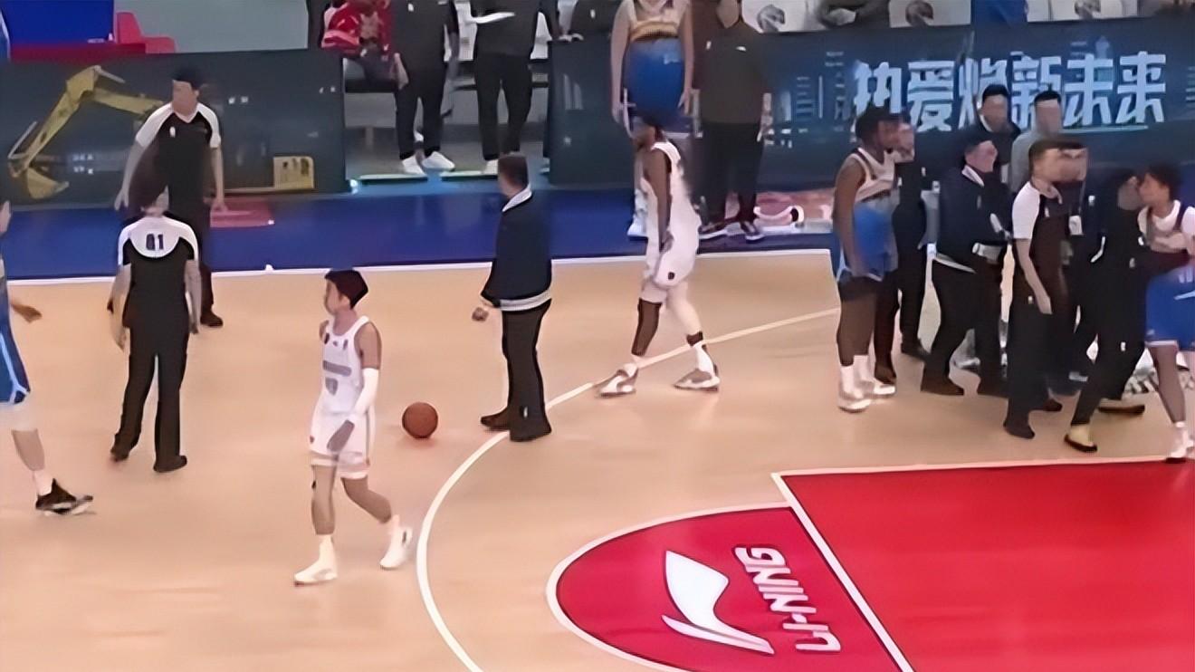 CBA怒火：赵睿冲撞裁判，是失控还是蓄谋？谁之过？