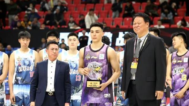 CBA全明星赛！广东队杨溢错失MVP，球迷嘲笑广东队又在半场开香槟