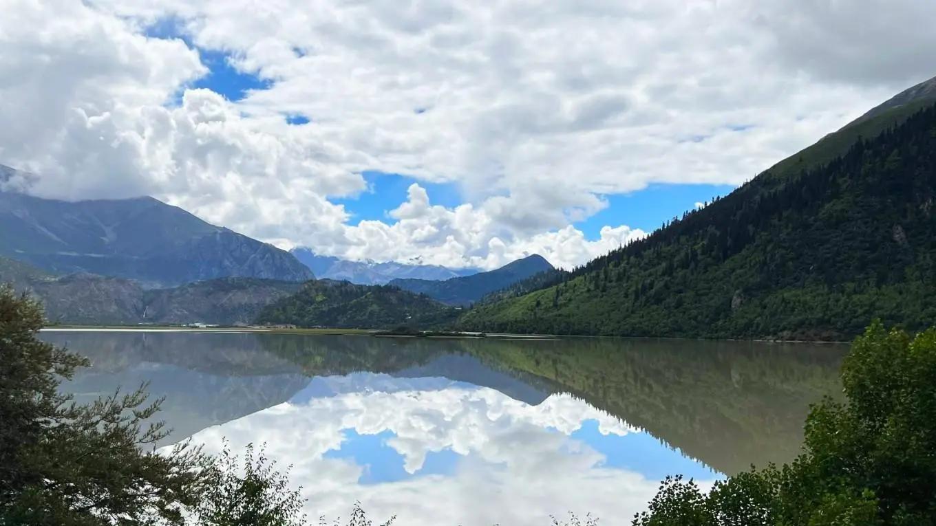 一路向下，邂逅然乌湖美景(然乌湖风光)