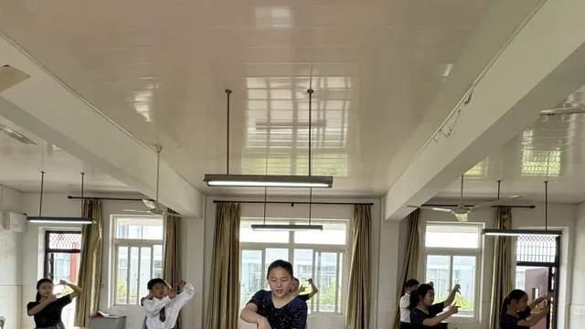 无锡市塔影中学亮相 “百灵鸟” 展演：以声传情，致敬祖国未来