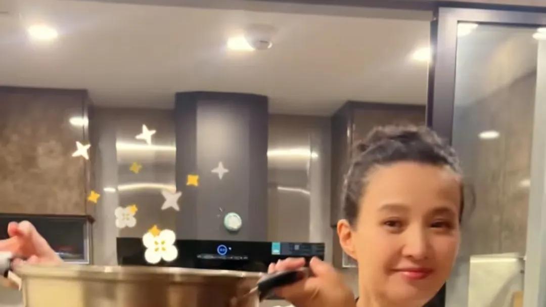 49岁李煜庆生豪宅曝光！张丰毅罕见现身，亲自下厨做豆角蒸面太接地气