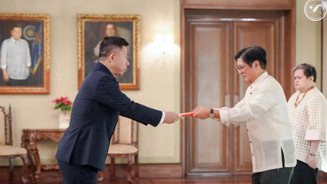 20多艘菲船在南海挨打，特朗普视而不见，马科斯叫破喉咙也没用