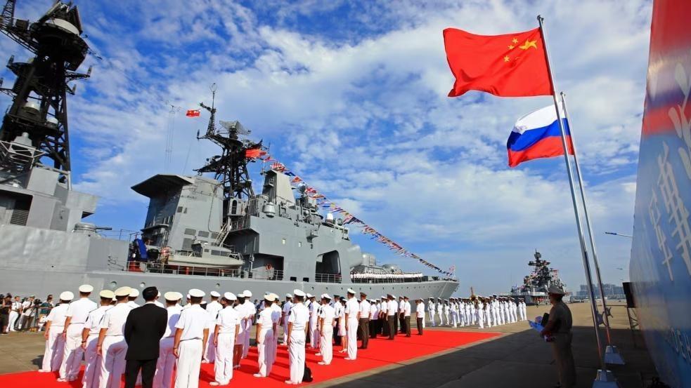 中俄伊会谈刚结束，伊朗海军司令登上052D，美方心中担忧或成现实