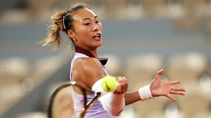 2-0横扫！郑钦文击败前赛会亚军，杀进法网64强，还收获1个好消息