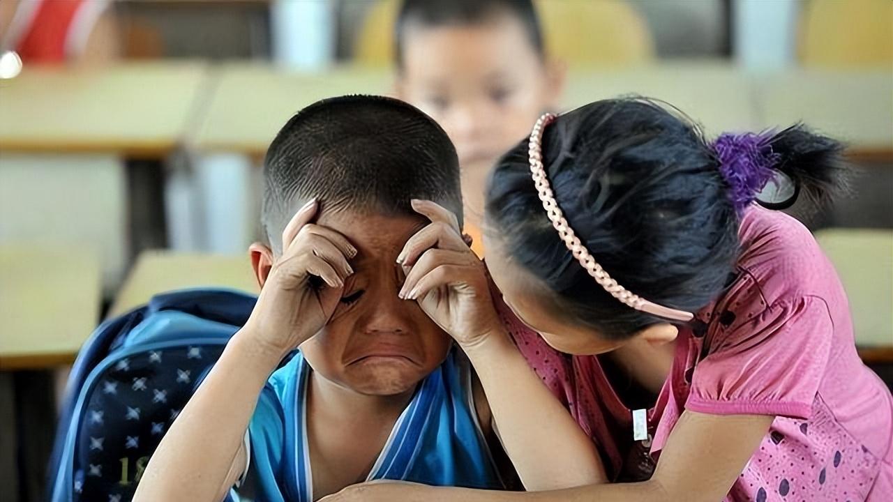 父母的4种 “节俭”行为，正在悄悄偷走孩子的底气，别再自我感动了