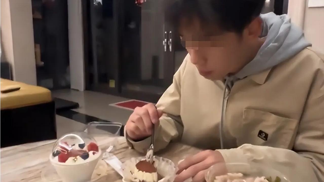 高二男生吃夜宵视频走红，评论区成学姐"打卡地"