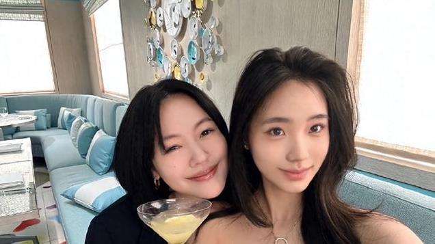 小S和二女儿约会，16岁许韶恩妆造精致不输妈妈，是三姐妹里最美