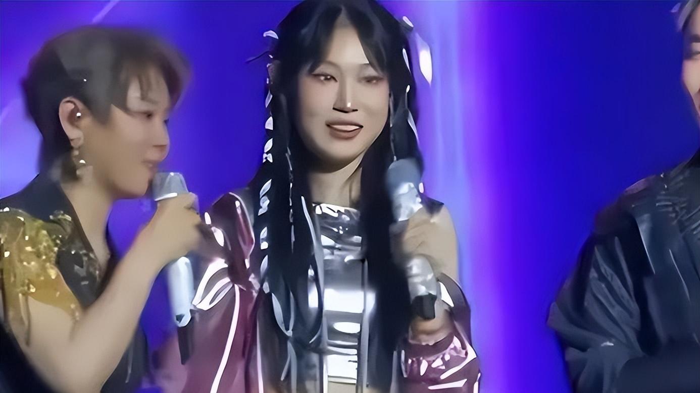 小沈阳演唱会下跪道歉翻车：观众的票钱买不来廉价情怀