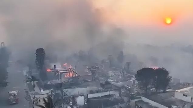 美加州大火后续！明星豪宅被毁，预损500亿美元，特朗普抨击拜登