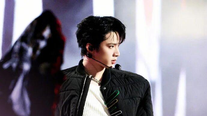 锐衣裹薄肌，松廓织冷冽；街头不做浮夸戏，劲藏形里才是绝