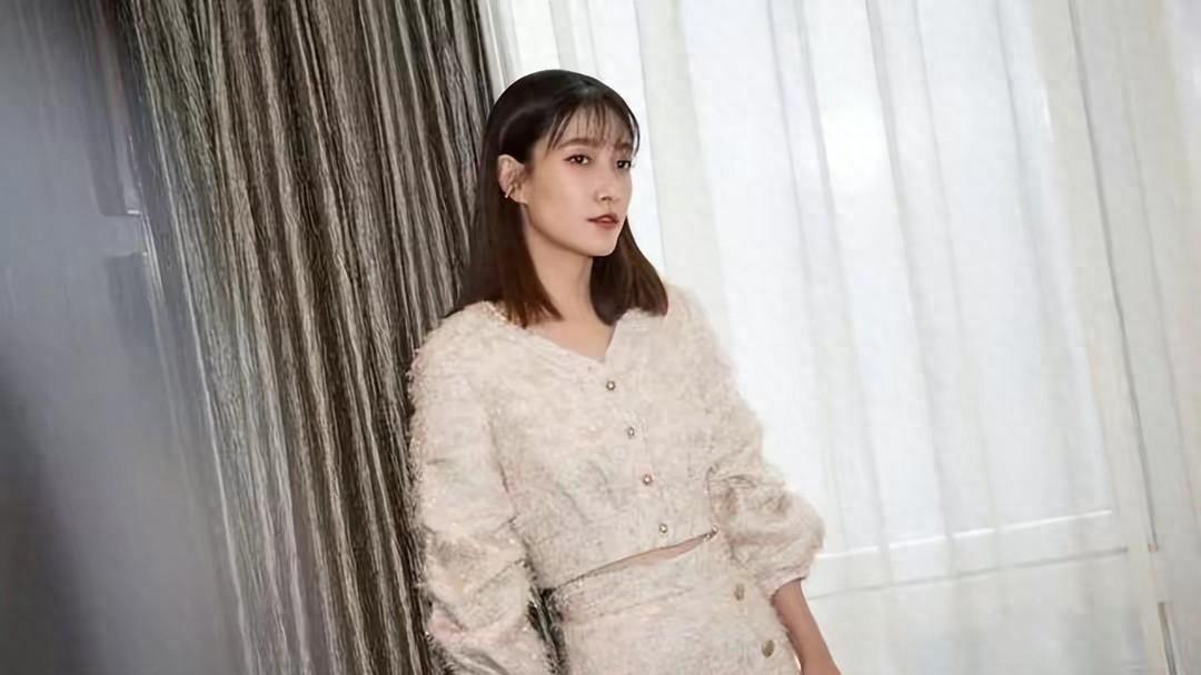 父亲是国家一级演员，又被陈道明赏识，如今33岁的她却不想红