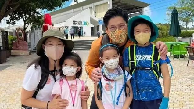 郭晶晶一家在哈尔滨旅行，78岁霍震霆抱着小孙女霍中怡，太有爱了