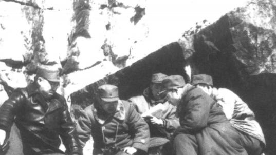 辽沈战役期间，“林罗刘”的罕见合影，罗荣桓的肚子大，林彪腿长